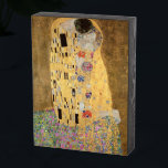 Gustav Klimt | Kiss, 1907-08 Holzkisten Schild<br><div class="desc">Kiss,  1907-08 | von Gustav Klimt | Art Location: Österreichische Galerie Belvedere,  Wien,  Österreich | Österreichische Künstlerin | Image Collection number: XAM601</div>