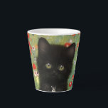 Gustav Klimt Kitten Milchtasse<br><div class="desc">Latte Tasse mit einem Gustav Klimt Kitten! Dieses schwarze Kätzchen trägt einen silbernen Kragen und sitzt in einem Feld aus roten,  blauen,  weißen und gelben Blumen. Ein wunderbares Geschenk für Katzenliebhaber und österreichische Kunstliebhaber!</div>