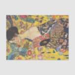 Gustav Klimt Lady mit Fan Art Nouveau Malerei Seidenpapier<br><div class="desc">Gustav Klimt Lady mit Fan Art Nouveau Malerei Dieses Halbportrait einer schönen Frau zeigt einen gelben Hintergrund mit asiatischen Ornamenten, bunten Vögeln und Lotus Blume. Die Dame trägt ein Kleid im Stil eines Kimono, das mit Motiven eines chinesischen Drachenkleides bedruckt ist. Schöne künstlerisch romantische dekorative Kunstmalerei. Weitere Geschenke von Gustav...</div>