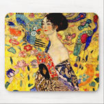 Gustav Klimt Lady mit Fan Mousepad<br><div class="desc">Mouse Pad mit Gustav Klimts Ölgemälde Lady mit Fan (1918). Eine Frau, die einen blauen Kimono trägt, hält einen roten Fan vor einem bunten, gelben Hintergrund von Blume und Pfauen. Ein großartiges Geschenk für die Fans von Japonisme und europäischer Kunst.</div>