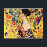 Gustav Klimt Lady mit Fan Postkarte<br><div class="desc">Postkarte mit Gustav Klimts Ölgemälde Lady mit Fan (1918). Eine Frau, die einen blauen Kimono trägt, hält einen roten Fan vor einem bunten, gelben Hintergrund von Blume und Pfauen. Ein großartiges Geschenk für die Fans von Japonisme und europäischer Kunst.</div>