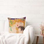 Gustav Klimt - Mutter und Kind Kissen<br><div class="desc">Gustav Klimt - Mutter und Kind - Mutter und Kind ist ein detaillierter Teil des 1905 erbauten Gemäldes der Frau. Dieses Gemälde wird auch als "Le Tre Eta Della Donna" bezeichnet. Dieses Bild konzentriert sich nur auf einen Teil des Kunstwerks,  die Mutter und das Kind.</div>