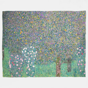 Gustav Klimt - Rosen unter Bäumen Fleecedecke