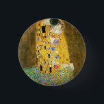 Gustav Klimt The Kiss Button<br><div class="desc">Gustav Klimt Die Vintage Jugendstil-Malerei Der Kuss wurde zwischen 1907 und 1908, dem Höhepunkt seiner Goldenen Periode, vom österreichischen Symbolik-Maler Gustav Klimt gemalt, als er eine Reihe von Werken in einem ähnlich vergoldeten Stil malte. Das Gemälde gilt weithin als Meisterwerk der frühen Moderne. Es ist ein Symbol des Wiener Jugendstils...</div>