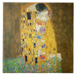 Gustav Klimt The Kiss Fliese<br><div class="desc">Gustav Klimt Die Vintage Jugendstil-Malerei Der Kuss wurde zwischen 1907 und 1908, dem Höhepunkt seiner Goldenen Periode, vom österreichischen Symbolik-Maler Gustav Klimt gemalt, als er eine Reihe von Werken in einem ähnlich vergoldeten Stil malte. Das Gemälde gilt weithin als Meisterwerk der frühen Moderne. Es ist ein Symbol des Wiener Jugendstils...</div>