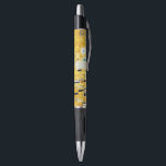 Gustav Klimt The Kiss Kugelschreiber<br><div class="desc">Gustav Klimt Die Vintage Jugendstil-Malerei Der Kuss wurde zwischen 1907 und 1908, dem Höhepunkt seiner Goldenen Periode, vom österreichischen Symbolik-Maler Gustav Klimt gemalt, als er eine Reihe von Werken in einem ähnlich vergoldeten Stil malte. Das Gemälde gilt weithin als Meisterwerk der frühen Moderne. Es ist ein Symbol des Wiener Jugendstils...</div>