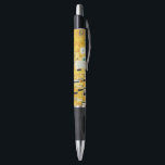 Gustav Klimt The Kiss Kugelschreiber<br><div class="desc">Gustav Klimt Die Vintage Jugendstil-Malerei Der Kuss wurde zwischen 1907 und 1908, dem Höhepunkt seiner Goldenen Periode, vom österreichischen Symbolik-Maler Gustav Klimt gemalt, als er eine Reihe von Werken in einem ähnlich vergoldeten Stil malte. Das Gemälde gilt weithin als Meisterwerk der frühen Moderne. Es ist ein Symbol des Wiener Jugendstils...</div>