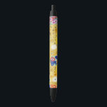 Gustav Klimt The Kiss Kugelschreiber<br><div class="desc">Gustav Klimt Die Vintage Jugendstil-Malerei Der Kuss wurde zwischen 1907 und 1908, dem Höhepunkt seiner Goldenen Periode, vom österreichischen Symbolik-Maler Gustav Klimt gemalt, als er eine Reihe von Werken in einem ähnlich vergoldeten Stil malte. Das Gemälde gilt weithin als Meisterwerk der frühen Moderne. Es ist ein Symbol des Wiener Jugendstils...</div>