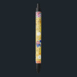 Gustav Klimt The Kiss Kugelschreiber<br><div class="desc">Gustav Klimt Die Vintage Jugendstil-Malerei Der Kuss wurde zwischen 1907 und 1908, dem Höhepunkt seiner Goldenen Periode, vom österreichischen Symbolik-Maler Gustav Klimt gemalt, als er eine Reihe von Werken in einem ähnlich vergoldeten Stil malte. Das Gemälde gilt weithin als Meisterwerk der frühen Moderne. Es ist ein Symbol des Wiener Jugendstils...</div>