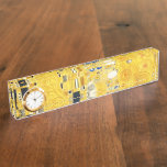 Gustav Klimt The Kiss Namensplakette<br><div class="desc">Gustav Klimt Die Vintage Jugendstil-Malerei Der Kuss wurde zwischen 1907 und 1908, dem Höhepunkt seiner Goldenen Periode, vom österreichischen Symbolik-Maler Gustav Klimt gemalt, als er eine Reihe von Werken in einem ähnlich vergoldeten Stil malte. Das Gemälde gilt weithin als Meisterwerk der frühen Moderne. Es ist ein Symbol des Wiener Jugendstils...</div>
