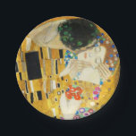 Gustav Klimt The Kiss Pappteller<br><div class="desc">Gustav Klimt Die Vintage Jugendstil-Malerei Der Kuss wurde zwischen 1907 und 1908, dem Höhepunkt seiner Goldenen Periode, vom österreichischen Symbolik-Maler Gustav Klimt gemalt, als er eine Reihe von Werken in einem ähnlich vergoldeten Stil malte. Das Gemälde gilt weithin als Meisterwerk der frühen Moderne. Es ist ein Symbol des Wiener Jugendstils...</div>