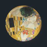 Gustav Klimt The Kiss Pappteller<br><div class="desc">Gustav Klimt Die Vintage Jugendstil-Malerei Der Kuss wurde zwischen 1907 und 1908, dem Höhepunkt seiner Goldenen Periode, vom österreichischen Symbolik-Maler Gustav Klimt gemalt, als er eine Reihe von Werken in einem ähnlich vergoldeten Stil malte. Das Gemälde gilt weithin als Meisterwerk der frühen Moderne. Es ist ein Symbol des Wiener Jugendstils...</div>