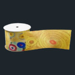 Gustav Klimt The Kiss Satinband<br><div class="desc">Gustav Klimt Die Vintage Jugendstil-Malerei Der Kuss wurde zwischen 1907 und 1908, dem Höhepunkt seiner Goldenen Periode, vom österreichischen Symbolik-Maler Gustav Klimt gemalt, als er eine Reihe von Werken in einem ähnlich vergoldeten Stil malte. Das Gemälde gilt weithin als Meisterwerk der frühen Moderne. Es ist ein Symbol des Wiener Jugendstils...</div>