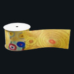 Gustav Klimt The Kiss Satinband<br><div class="desc">Gustav Klimt Die Vintage Jugendstil-Malerei Der Kuss wurde zwischen 1907 und 1908, dem Höhepunkt seiner Goldenen Periode, vom österreichischen Symbolik-Maler Gustav Klimt gemalt, als er eine Reihe von Werken in einem ähnlich vergoldeten Stil malte. Das Gemälde gilt weithin als Meisterwerk der frühen Moderne. Es ist ein Symbol des Wiener Jugendstils...</div>