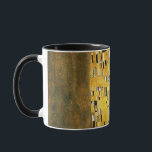 Gustav Klimt The Kiss Tasse<br><div class="desc">Gustav Klimt Die Vintage Jugendstil-Malerei Der Kuss wurde zwischen 1907 und 1908, dem Höhepunkt seiner Goldenen Periode, vom österreichischen Symbolik-Maler Gustav Klimt gemalt, als er eine Reihe von Werken in einem ähnlich vergoldeten Stil malte. Das Gemälde gilt weithin als Meisterwerk der frühen Moderne. Es ist ein Symbol des Wiener Jugendstils...</div>