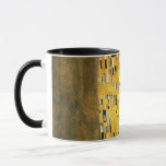 Gustav Klimt The Kiss Tasse<br><div class="desc">Gustav Klimt Die Vintage Jugendstil-Malerei Der Kuss wurde zwischen 1907 und 1908, dem Höhepunkt seiner Goldenen Periode, vom österreichischen Symbolik-Maler Gustav Klimt gemalt, als er eine Reihe von Werken in einem ähnlich vergoldeten Stil malte. Das Gemälde gilt weithin als Meisterwerk der frühen Moderne. Es ist ein Symbol des Wiener Jugendstils...</div>