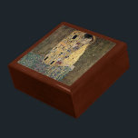 Gustav Klimts Der Kuss (ca. 1908) Geschenkbox<br><div class="desc">Ein klassisches Kunstwerk, das in den öffentlichen Bereich übergegangen ist und wunderbare Geschenke und andere Produkte macht. Das Kiss ist eines der berühmtesten Werke von Gustav Klimt und wird durch den verzierten Stil antiker Mosaike mit Goldblättern inspiriert. Klimt (1862-1918) war eines der Hauptmitglieder der Sezessionsbewegung Wien. Seine Arbeit ist durch...</div>