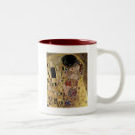 Gustav Klimts Kissendetails (ca. 1908) Zweifarbige Tasse<br><div class="desc">Ein klassisches Kunstwerk, das in den öffentlichen Bereich übergegangen ist und wunderbare Geschenke und andere Produkte macht. Das Kiss ist eines der berühmtesten Werke von Gustav Klimt und wird durch den verzierten Stil antiker Mosaike mit Goldblättern inspiriert. Klimt (1862-1918) war eines der Hauptmitglieder der Sezessionsbewegung Wien. Seine Arbeit ist durch...</div>