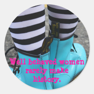 Gut benommen Frauen machen selten Geschichte. Runder Aufkleber