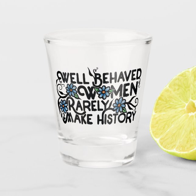 Gut benommen Frauen machen selten Geschichte Schnapsglas (Vorderseite)