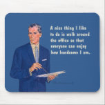 Gut im Büro. Mousepad<br><div class="desc">Eine nette Sache,  die ich gerne mache,  ist,  durch das Büro zu gehen,  damit jeder genießen kann,  wie schön ich bin.</div>