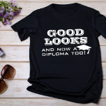 Gute Ausblicke und jetzt Diploma zu lustiger Absch T-Shirt<br><div class="desc">Gut aussieht und jetzt ein Diplom zu lustigen Abschluss Frau T - Shirt. Ein lustiges Zitat für einen Absolventen - Gut aussieht und jetzt auch ein Diplom. Weiße Graduierungskappe und Typografie. Großartiges Geschenk für einen Absolventen,  der seinen Abschluss gemacht hat.</div>