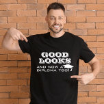 Gute Ausblicke und jetzt Diploma zu lustiger Absch T-Shirt<br><div class="desc">Gut aussieht und jetzt ein Diplom zu lustigen Abschluss Man T - Shirt. Ein lustiges Zitat für einen Absolventen - Gut aussieht und jetzt auch ein Diplom. Weiße Graduierungskappe und Typografie. Großartiges Geschenk für einen Absolventen,  der seinen Abschluss gemacht hat.</div>