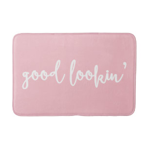 Gute Lookin-Kalligrafie   Light Pink Bath Mat Badematte