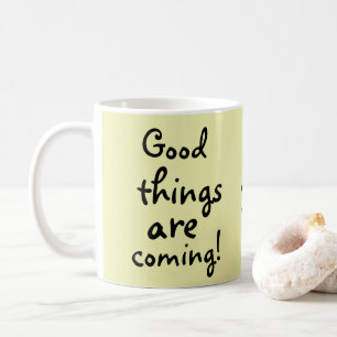 Gute Sachen sind kommender niedlicher positiver Kaffeetasse