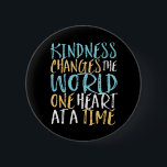 Güte verändern das inspirierende Zitat der Welt Button<br><div class="desc">Freundlichkeit verändert die Welt ein Herz nach dem anderen. Inspiration und motivierend Zitat-Design für diejenigen, die für Gleichheit eintreten, Liebe statt Hass wählen und auf eine bessere Welt hoffen. Inspirier positiver Sprichwort-Waren für Rassismus und Antischikanismus. Die Menschen aufblähen und inspiriert werden, positiv zu sein, freundlich, mutig zu sein und den...</div>
