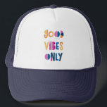 Gute Vibes nur Motivierend farbenfroh modern Truckerkappe<br><div class="desc">Good Vibes Nur farbenfrohe LKW Hut. Perfekt für Sie oder als Geschenk! Farbige Typografie mit weißem Hintergrund.</div>