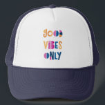 Gute Vibes nur Motivierend farbenfroh modern Truckerkappe<br><div class="desc">Good Vibes Nur farbenfrohe LKW Hut. Perfekt für Sie oder als Geschenk! Farbige Typografie mit weißem Hintergrund.</div>