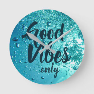 Guter Vibes und cooles blaues Wasser Runde Wanduhr