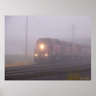 Güterzug, der in Morgen-Nebel läuft Poster