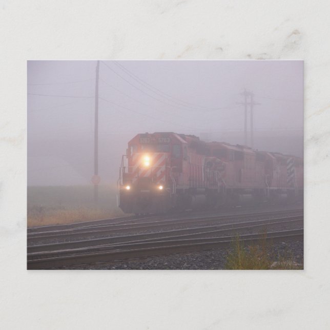 Güterzug im Nebel des Morgens Postkarte (Vorderseite)