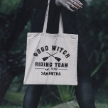 Gutes Hexenreitteam | Halloween Trick oder Treat Tragetasche<br><div class="desc">Zeigen Sie Ihr Teamgeist dieses Halloween mit dieser niedlichen Trick-oder-Leckerei-Tasche. Das Design zeigt "Good Hexe Riding Team,  Established 1692" in schwarzer Kollegialschrift mit zwei gekreuzten Besen. Passen Sie mit einem Namen für eine Art Halloween-Süßigkeitsbeutel an!</div>