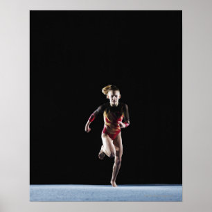 Gymnast (12-13) laufend auf Matte Poster