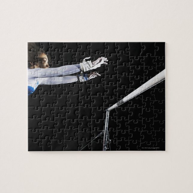 Gymnast (9-10), der nach ungleichen Bars sucht 2 (Horizontal)