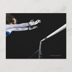 Gymnast (9-10), der nach ungleichen Bars sucht 2 Postkarte