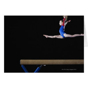 Gymnast (9-10) springend auf Schwebebalken 2