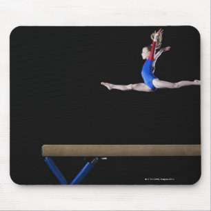 Gymnast (9-10) springend auf Schwebebalken 2 Mousepad