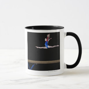 Gymnast (9-10) springend auf Schwebebalken 2 Tasse