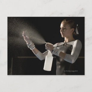 Gymnast sprüht Wasser in Händen Postkarte