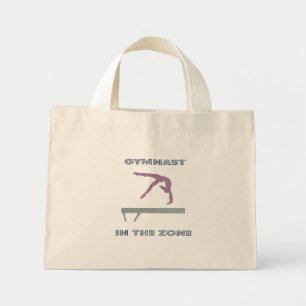 Gymnaste dans le minuscule Sac fourre-tout de la Z