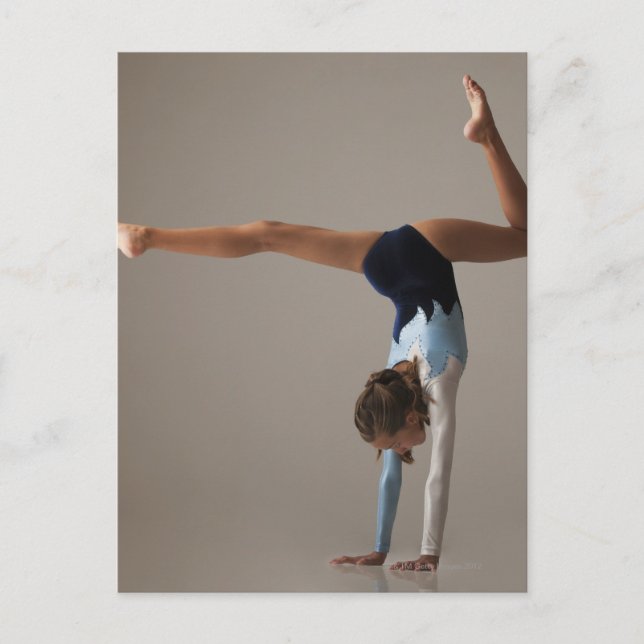 Gymnastikweibchen (12-13) darstellender Handstand Postkarte (Vorderseite)