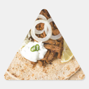 Gyros pita mit Tzatziki coleslaw olives und feta Dreieckiger Aufkleber