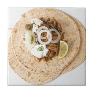 Gyros pita mit Tzatziki coleslaw olives und feta Fliese