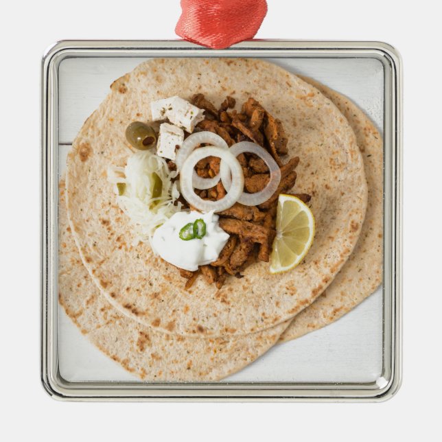 Gyros pita mit Tzatziki coleslaw olives und feta Silbernes Ornament (Vorne)