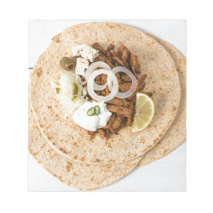 Gyros Pita mit Tzatziki Krautsalat Oliven und Feta Notizblock