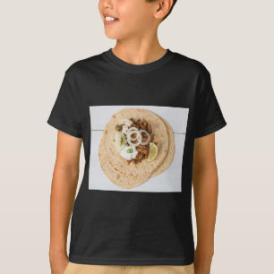 Gyros Pita mit Tzatziki Krautsalat Oliven und Feta T-Shirt